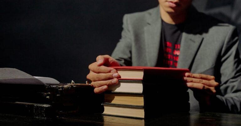 Pesquisador segurando pilha de revistas acadêmicas publicadas com expressão de realização