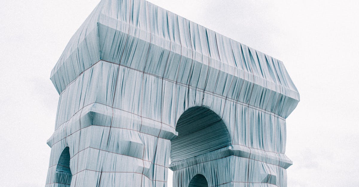 Pesquisador organizando tese aberta em múltiplos artigos sobre mesa com fundo limpo e iluminação natural