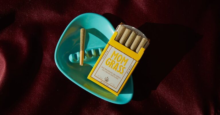 Mãos organizando tabela de joint display com estatísticas e temas qualitativos em mesa minimalista