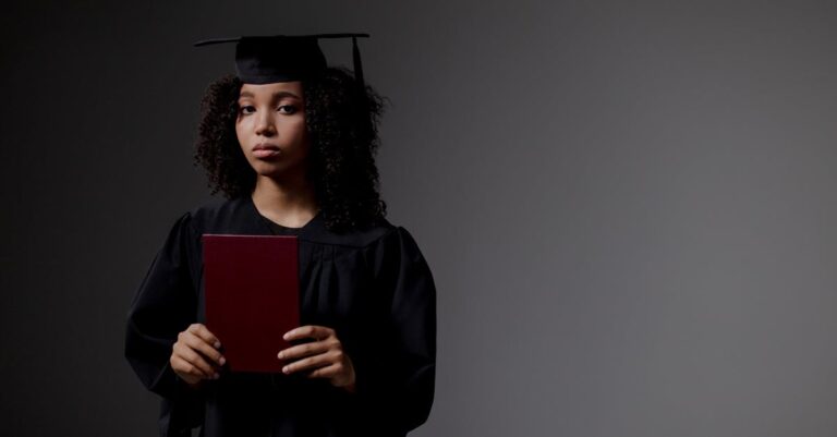 Pessoa em ambiente acadêmico minimalista caminhando por um caminho claro simbolizando divisor de águas na carreira