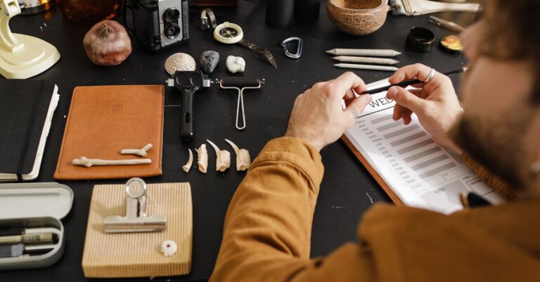 Pesquisador escrevendo objetivos de pesquisa em notebook com foco sério