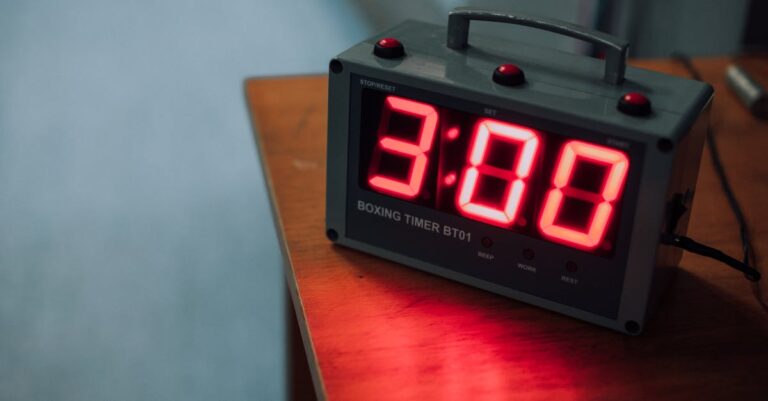 Estudante ensaiando apresentação com cronômetro em ambiente bem iluminado.